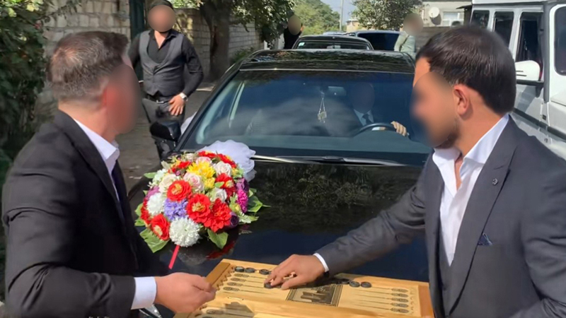 Gəlin maşınının qarşısını kəsib nərd oynadılar – Bəyin 4 dostu həbs edildi