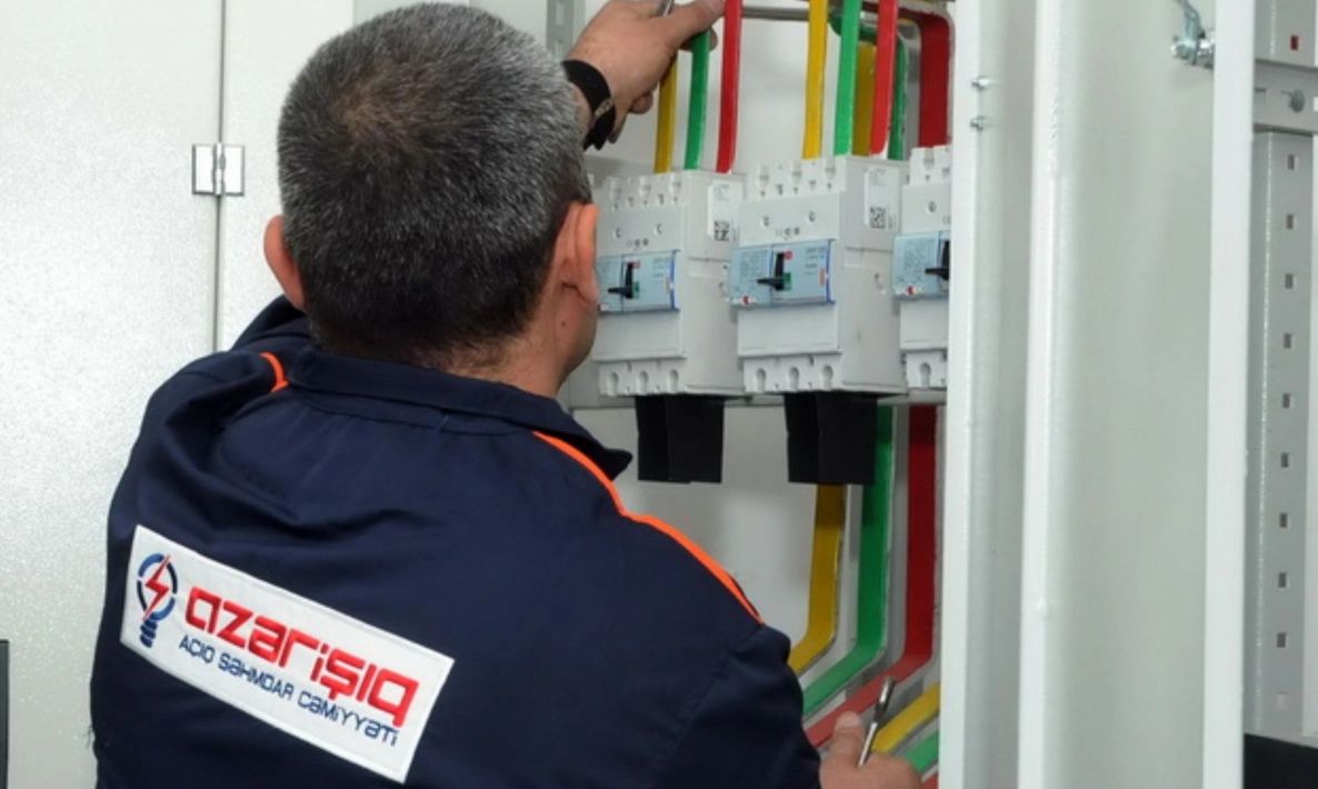 “Azərişıq” əməkdaşlarının məsuliyyətsizliyi sakinlər üçün təhlükə yaradıb