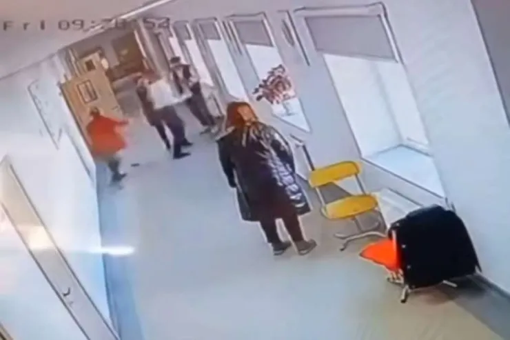 Xadiməni və şagirdi döyən direktor müavini işdən çıxarıldı.