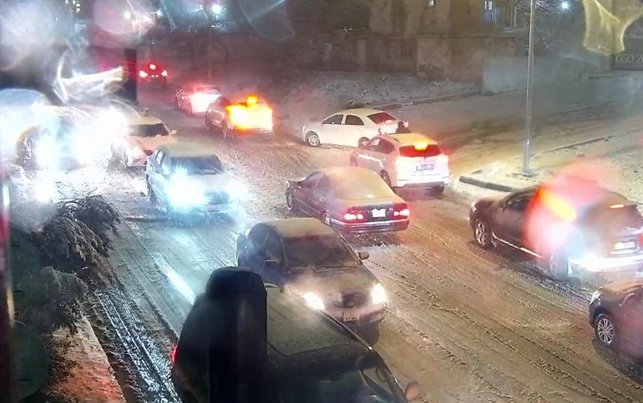 Bakıya qar yağır, bu yollarda hərəkət çətinləşdi