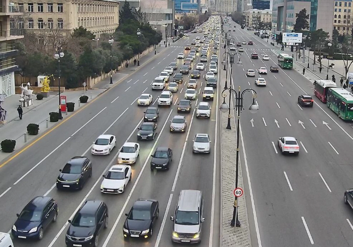 Bakının bir sıra yollarında nəqliyyatın sıxlığı müşahidə olunur