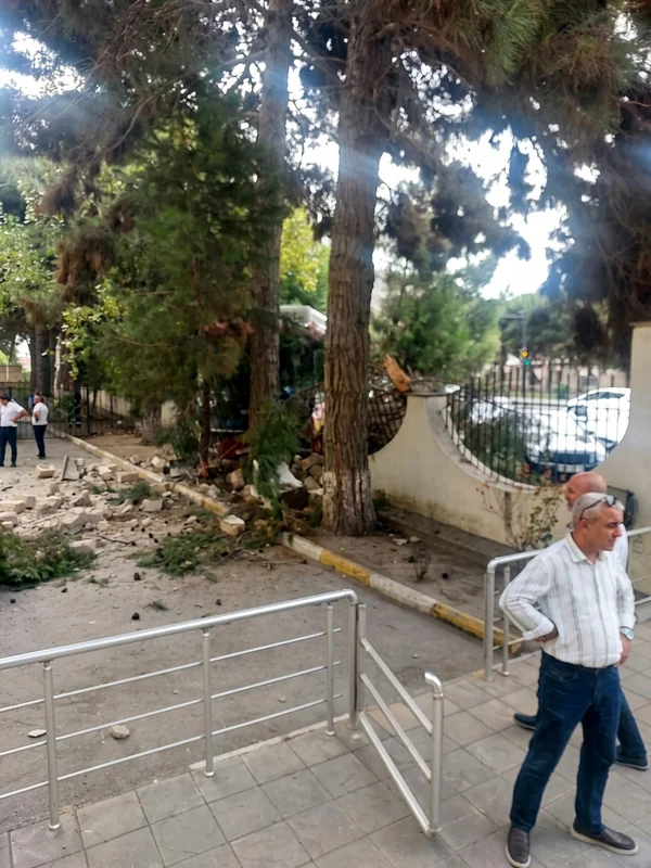 Bakıda avtobus üç maşını əzib hasara çırpıldı