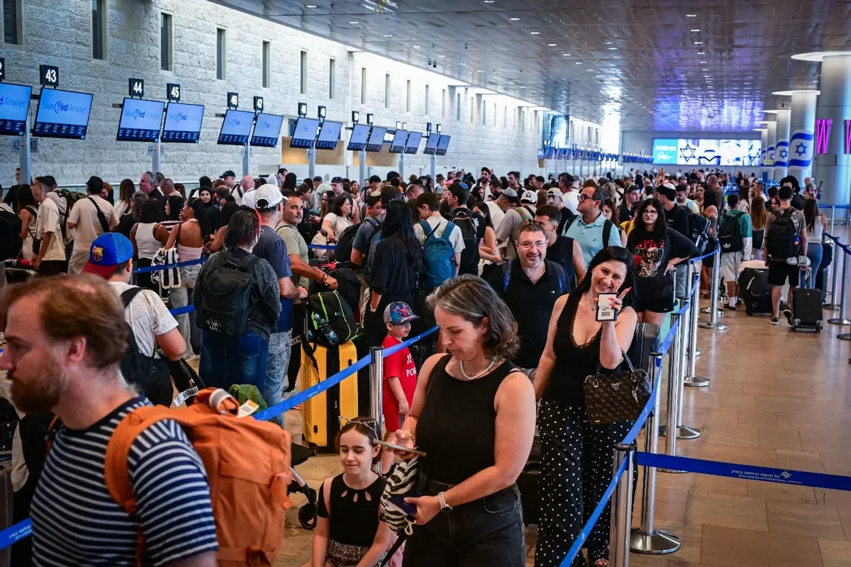 Hava limanı əməkdaşları tətil ediblər