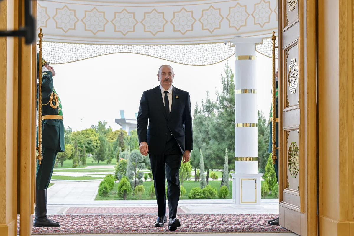İlham Əliyev Türkmənbaşıda yüksəksəviyyəli görüşdə iştirak etmək üçün “Avaza” Kompleksinə gedib